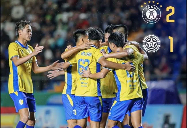 Biểu tượng bảo vệ dữ liệu với khóa và khiên an ninh, thể hiện sự mã hóa và bảo mật trên nền công nghệ